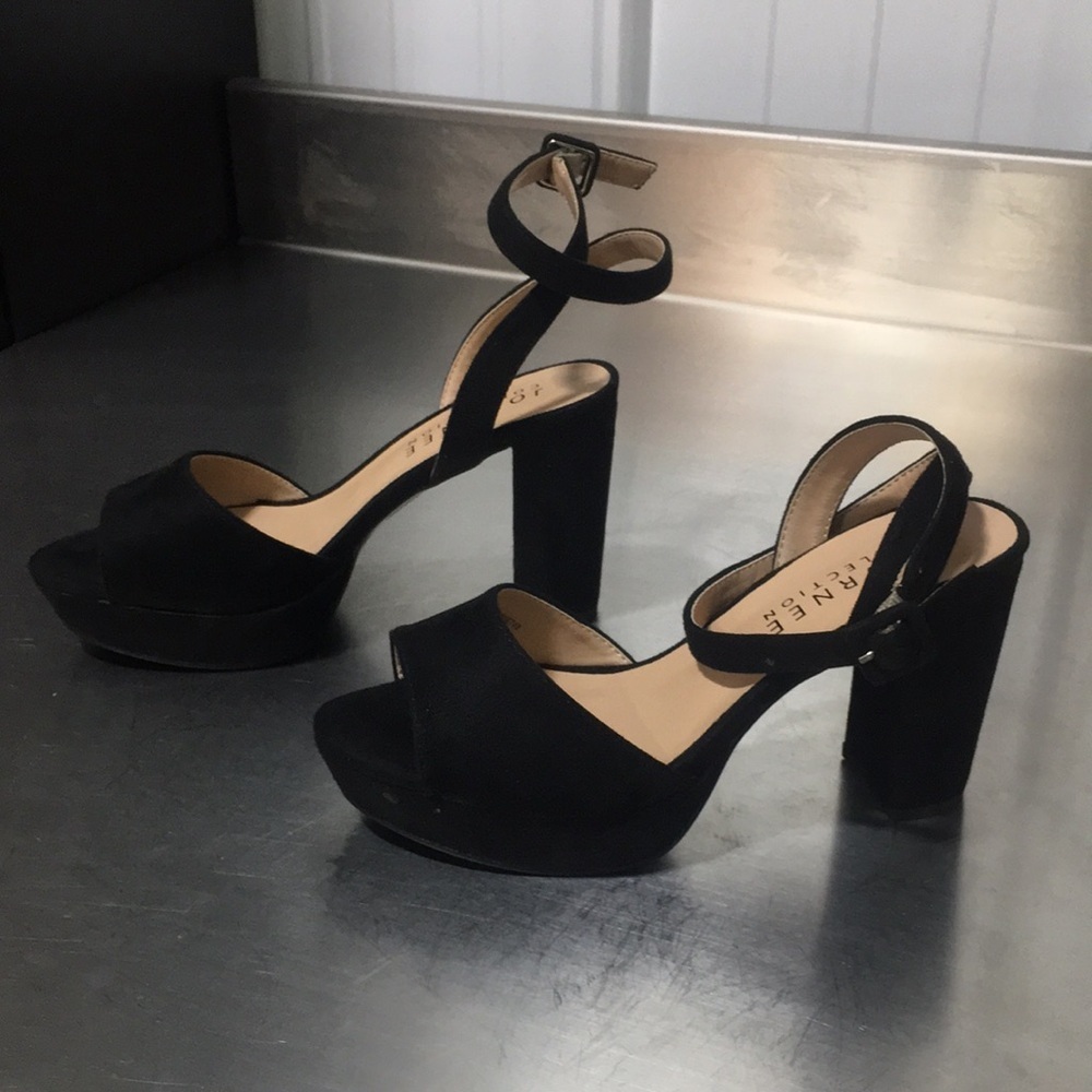 New WB Woman’s Journee Collection Black Heeled Sandals - Picture 3 of 8